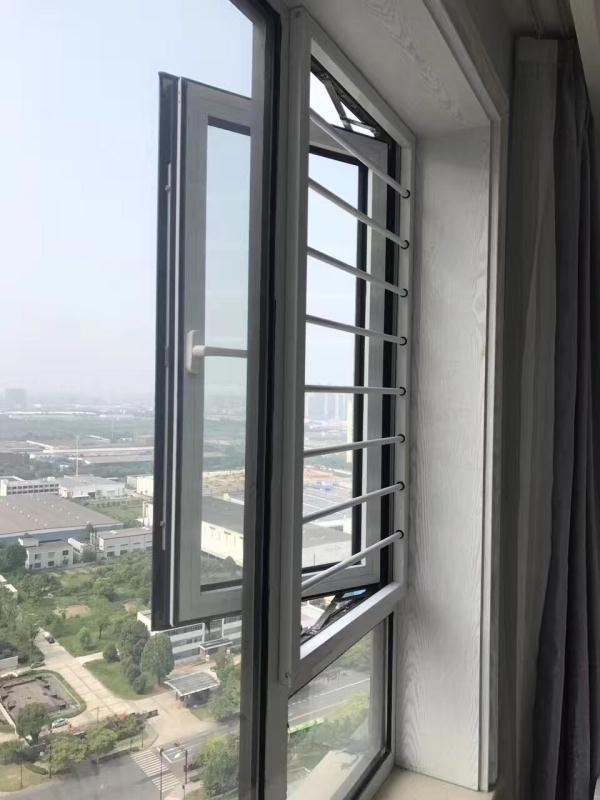 免打孔隱形防盜窗 守護(hù)飄窗與陽臺(tái)的兒童安全新選擇